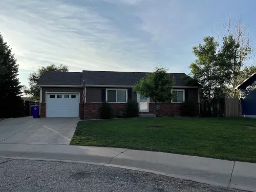 Quaint house within walking distance of Downtown Windsor and Windsor Lake. Hotels in Windsor