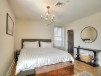 Luxury Lakeview Condo - Walk to Shops & Dining レーンジリーのホテル