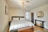 Luxury Lakeview Condo - Walk to Shops & Dining