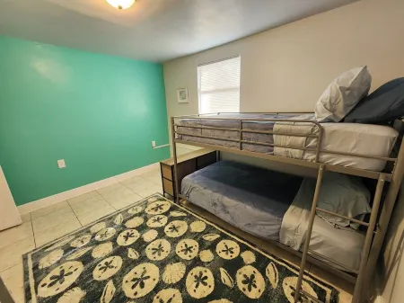 Beach Vibes 2-bedroom house 1 bath. with AC, WiFi in delightful St. Petersburg