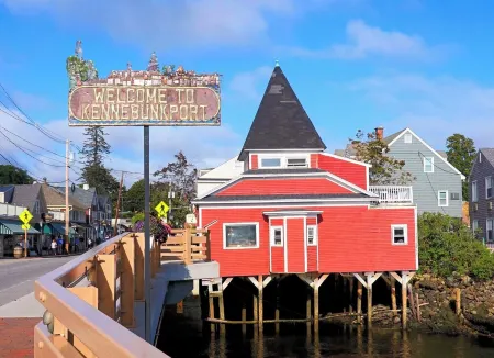 Newly renovated, short walk to beach and town!