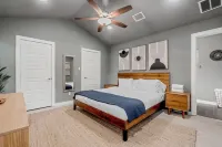 Austin Retreat • Hot Tub & Relaxing Patio - Bungalows