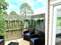 NASA, Lake, and to the Moon 2-bedroom townhome Hotels near Space Center Houston