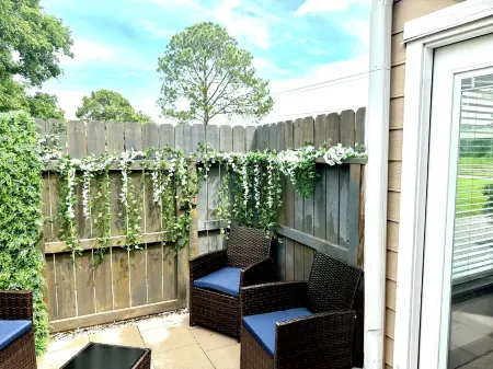 NASA, Lake, and to the Moon 2-bedroom townhome Отели рядом с достопримечательностью «Космический центр в Хьюстоне»