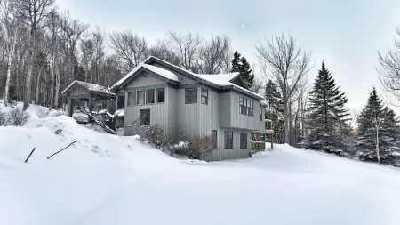 Equinox Haus: Private retreat with pool table, hot tub and hiking trails