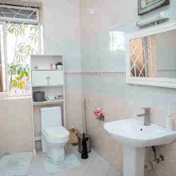 Spacious 5-bedroom bungalow in charming Kampala with WiFi Rooms