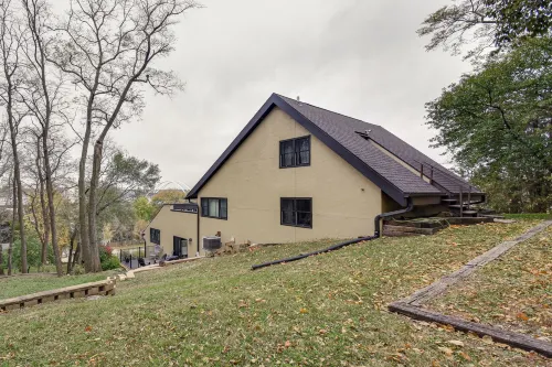 Large Home w/ Game Room, 4 Mi to Mississippi River - parking