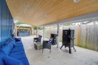 Westport Home w/ Hot Tub: 2 Blocks to Beach! - Pysäköinti