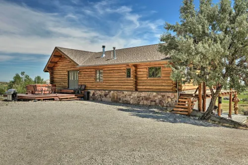 Exquisite Log Home with Lander Valley Views! - 3-Sterne