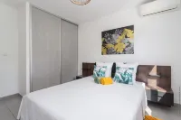 Flanboyan lodge - a colorful moment in the heart of Anse Mitan