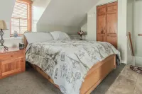 Cozy Lakeside Downtown Apartment C
