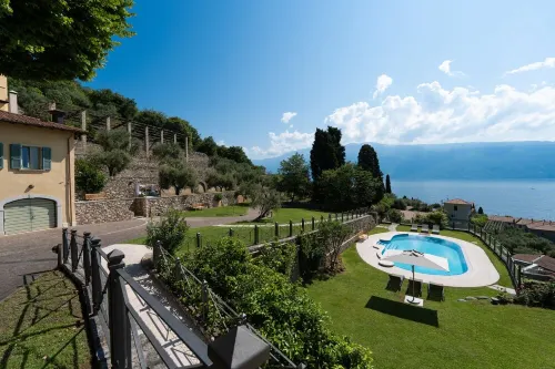 LUXURY VILLA LAKE VIEW WITH POOL AND GARDEN Hotels in Gargnano