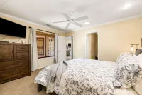Beautiful condo at the Oasis Palm Desert. Golf and community pool