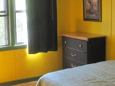 Spacious 4-bedroom with WiFi Centrally Located in SyracuseClose to Everything