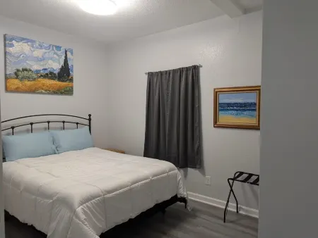 Comfortable 2-BR apt,  WiFi & AC.  Between Fort Monroe & Buckroe Beach