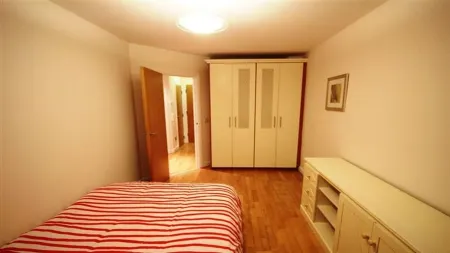 Nice onebedroom clean Отели в г. Крайова