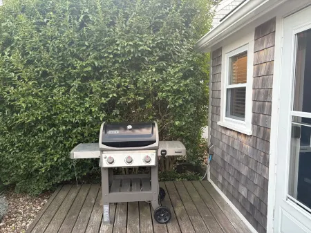 West End Tiny House with Private Patio Отели рядом с достопримечательностью «Рейс Пойнт Бич»