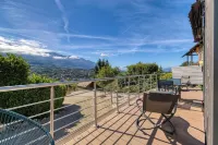 Tiny House in the hills above Aix Les Bains, 20 minutes from skiing and 10 minutes from the lake! Hôtels à : Grésy-sur-Aix