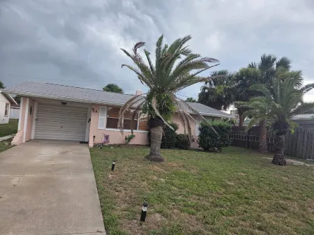 Charming 3-bedroom house with AC,WiFi, private backyard and more in Ormond Beach