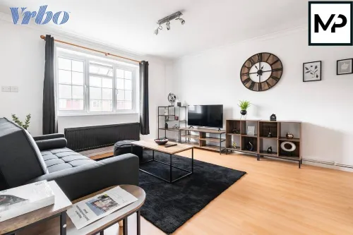 Luxury Apartment For Short Lets and Serviced Accommodation Epsom with Parking Hotels in Epsom