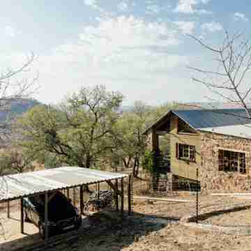 Romantic Stone Cottage overlooking the mountains. Hotel Exterior