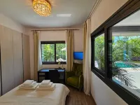 NEW Luxury 2-Bedroom House- Heated Salty Swimming Pool, Sauna and Garden