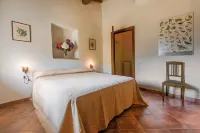 3-bedroom apartment in Tuscany, ancient farm, nature, swimming pool, 8 guests Hotels in Montemurlo