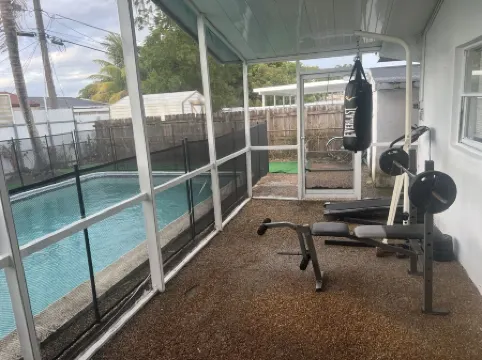 House with pool 15 minutes from the beach!