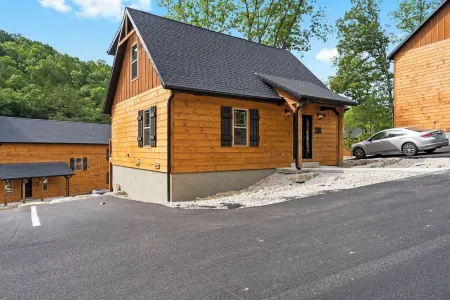 Family/ Pet friendly/6 beds!