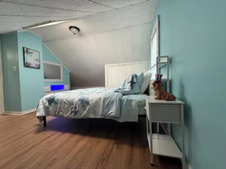 Spacious 5bedroom pet friendly home in Charlevoix 5 min walk to town,10 to beach