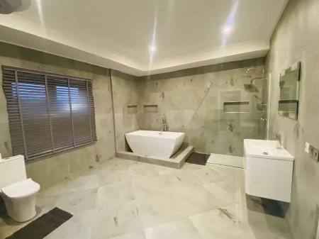 Penthouse Suite with private rooftop infn pool & Stunning cinema room