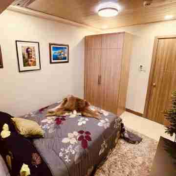 City Center Haven:  2BD King Bed End Unit Condo KeylessEntry, Fst WiFi & Parking Rooms