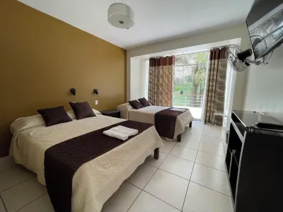 Riverfront house with private pool and garden 酒店