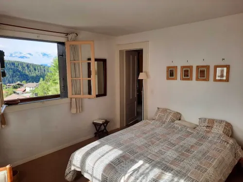 Bright, family-friendly apartment just outside Villars!