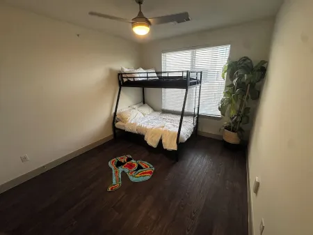 Charming, Cozy 2-bedroom with luxury gym, WiFi, & Pool in Addison