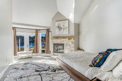 5BR 4BA - Waterfront, Hot-tub, Pool table, Kayaks, Fire tables. luxeatlouise.com Lakewold Gardens附近的飯店