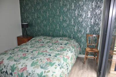 House on stilts, in the forest 4 km from the beach Hotels near Max Respect St Girons Plage - School De Surf