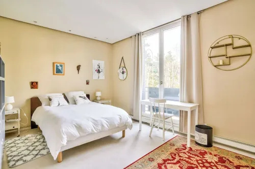 Elegant six-bedroom villa of 350 m2 with garden.