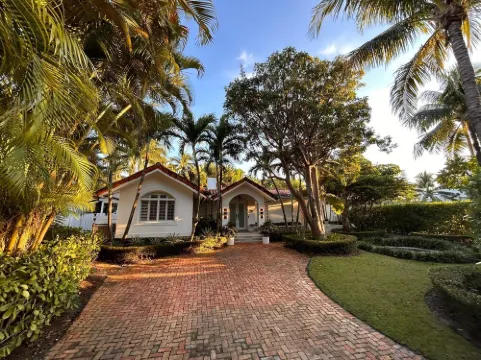 Spacious 5-bedroom house with beautiful backyard with pool in Key Biscayne Hotels in Key Biscayne