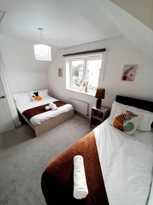 NEC | HS2 | BHX | Solihull | 3 Bedroom House | 2.5 Baths | Free Parking Hotels in Shirley