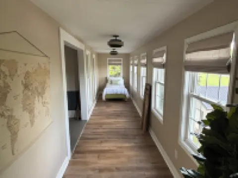 Charming, historic, 4-bedroom lake house w/Hot tub just steps away from lake! Hotels in Kuttawa