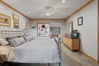 Spacious MTN Retreat Near Ski Resorts, hot tub, home office, and Pet-Friendly Hotels in Millcreek