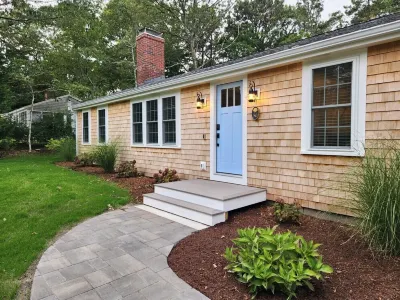 Modern, coastal cottage, AC, beaches, tennis, golf, restaurants, bike trail 1736 Josiah Dennis Manse Museum 주변 호텔