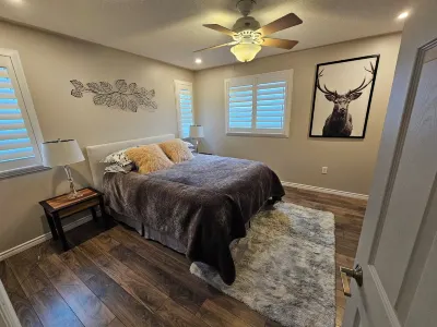 Modern Home by Georgian Bay w/ hot tub. Pet friendly!! Hotels in der Nähe von ReStore