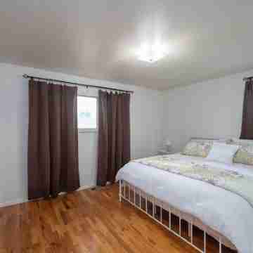 Lakefront 4-bedroom house with AC, WiFi in parklike setting on Moses Lake. Rooms