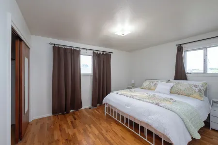 Lakefront 4-bedroom house with AC, WiFi in parklike setting on Moses Lake. Отели в г. Мозес Лейк