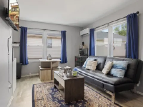 Rustic Spacious Studio/Aurora area/Sleeps 2/Pet Friendly/FREE WI-FI & Parking 奧羅拉酒店