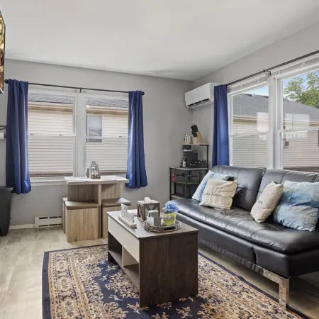 Rustic Spacious Studio/Aurora area/Sleeps 2/Pet Friendly/FREE WI-FI & Parking