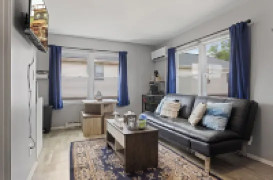 Rustic Spacious Studio/Aurora area/Sleeps 2/Pet Friendly/FREE WI-FI & Parking