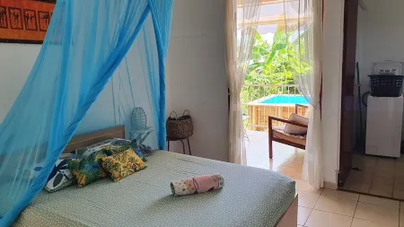 Les ti kaz a papé sunny gîte with small private pool, close to plage Leroux Отели рядом с достопримечательностью «Deshaies»